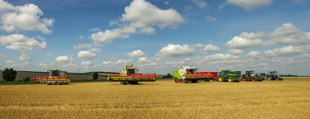 REGIÓN DE TERNOPIL, Ucrania - 10 de agosto de 2021: en la demostración de maquinaria agrícola - combina Claas y tractores, exposición de la empresa Lan