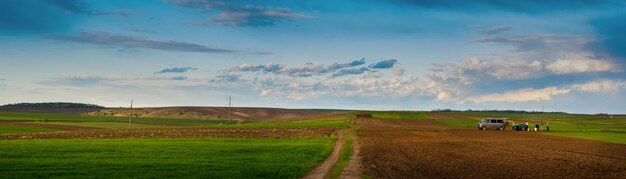 REGIÃO DE TERNOPIL UCRÂNIA 06 de maio de 2021 Trabalho de primavera Agricultores em um panorama de campo de primavera do campo