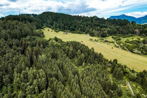 Região de Liptov no fundo com o lago Liptovska mara e as montanhas Tatras ao redor do espaço terrestre Liptovsky Mikulas Eslováquia