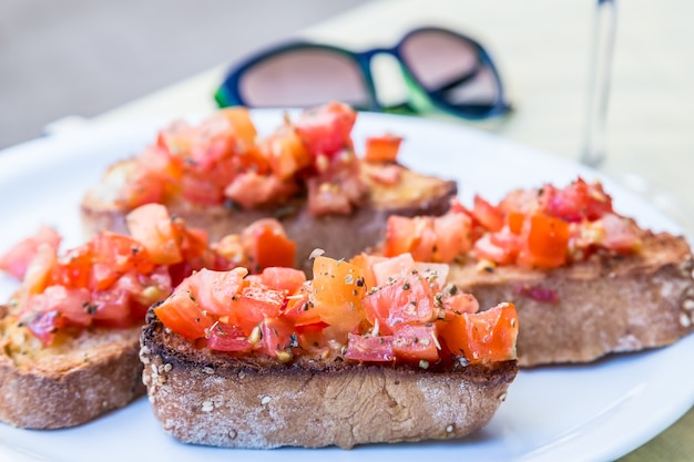 Região de Puglia, sul da Itália. Bruschetta italiana original servida em um restaurante tradicional para o almoço.