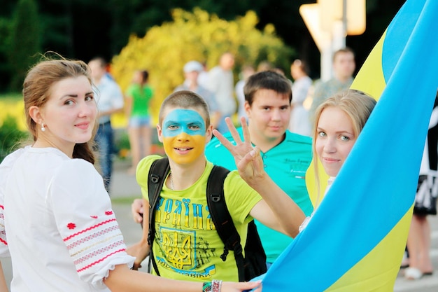 Região de Romny Sumy Ucrânia Dia da Juventude 29 de junho de 2014 Jovens patrióticos meninos e meninas em roupas tradicionais e com uma bandeira no aniversário e celebração do Dia da Bandeira e Dia da Juventude da Ucrânia