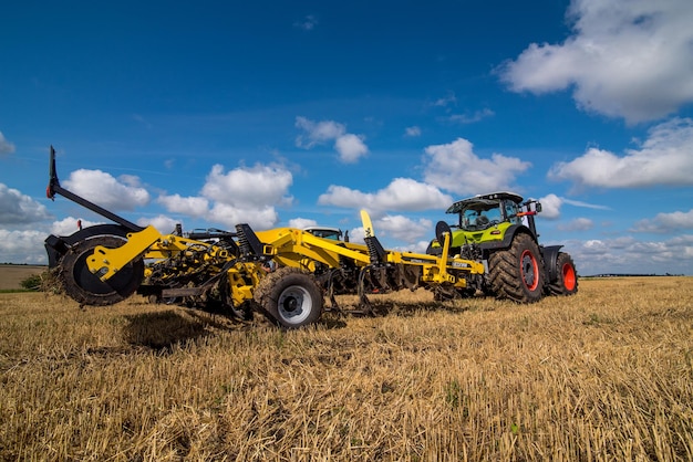 Região do ternópil, ucrânia - 10 de agosto de 2021: trator com grade de discos bednar actros ro 4000r em operação na demonstração de máquinas agrícolas, exposição da empresa lan