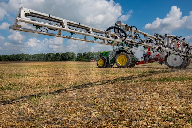 Región de Belogorye Khmelnytsky UCRANIA 19 de agosto de 2021 fertilizante pulverizador remolcado en la demostración de maquinaria agrícola Batalla de agrotitans