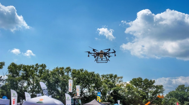 Región de Belogorye Khmelnytsky UCRANIA 19 de agosto de 2021 rociador de fertilizante de drones en la demostración de maquinaria agrícola Batalla de agrotitans