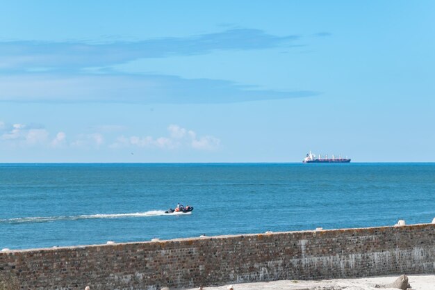 Región de Kaliningrado costa ámbar paisaje marítimo de verano de playa blanca con vegetación estacional mar Báltico ba