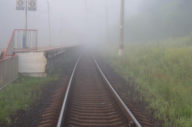 Región de Moscú Rusia 26 de junio de 2020 Plataforma ferroviaria Turista en una mañana nublada de verano
