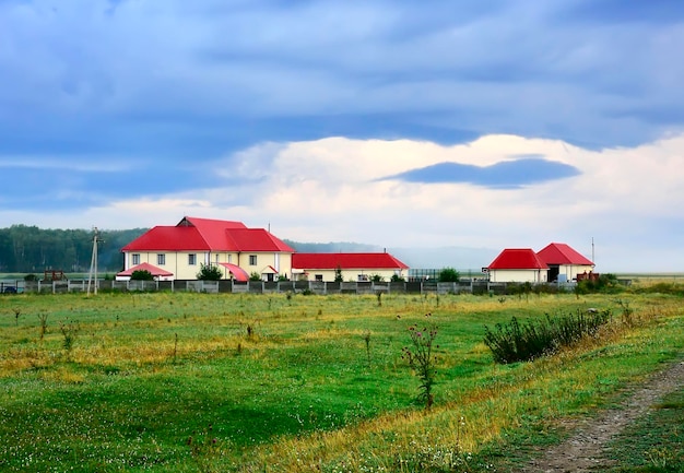 Región de Novosibirsk Siberia Rusia 08122018 Finca rural en el campo Casa privada