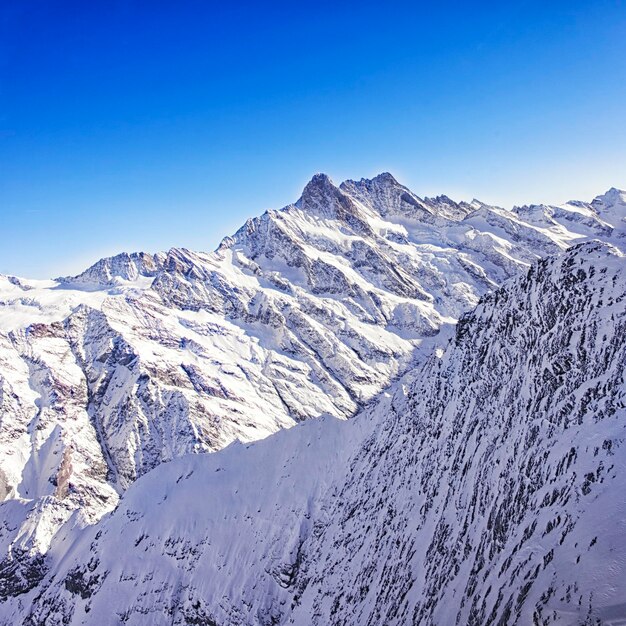 La región suiza de Jungfrau alcanza la vista de helicóptero en invierno