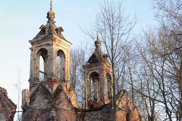 Región de Tver de la iglesia ruinosa antigua la ciudad de Rzhev