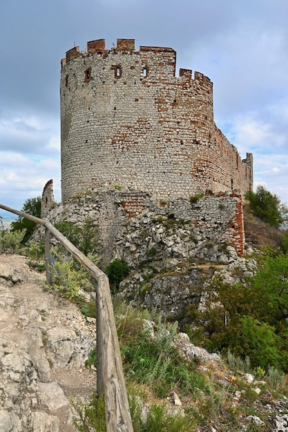 Región vinícola de Moravia del Sur Palava en la República Checa Ruinas de un antiguo castillo Castillo Devickydivci