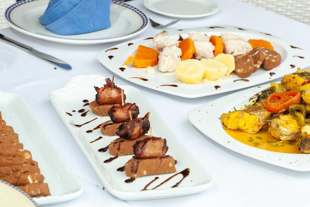 Regionale Speisenschalen von den Kanaren bestehend aus Bacon mit Datteln und Gofio