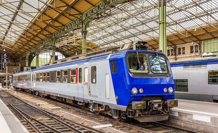 Foto regionaler expresszug am bahnhof tours - frankreich