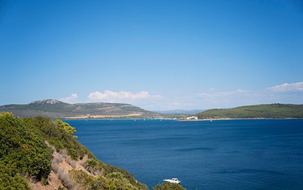 Regionaler Naturpark Sardiniens von Porto Conte Schöner Meerblick mit Yachtbergen und Himmel