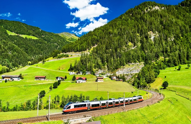 Regionalzug bei der Brennerbahn in den österreichischen Alpen