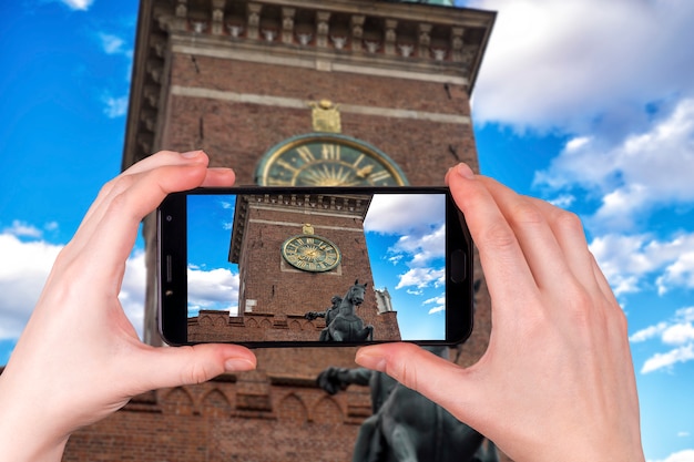 Registre en la torre del ayuntamiento en la plaza principal en el primer de cracovia, polonia. turista toma una foto