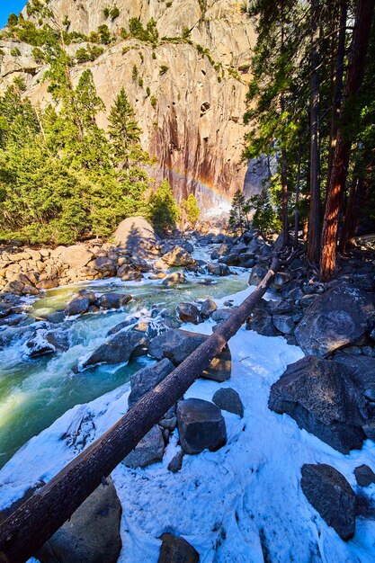 Foto regístrese sobre el río lleno de nieve en las montañas de yosemite