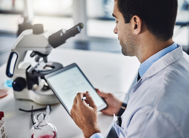 Registro de algunos hallazgos nuevos Captura de un científico usando una tableta digital mientras trabaja en un laboratorio