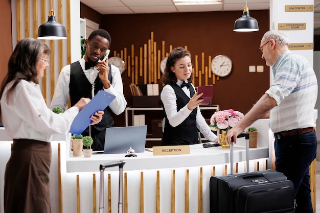 Foto registro eficiente en la recepción del hotel