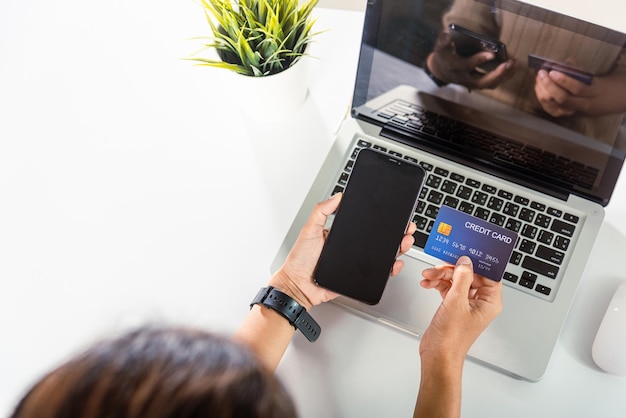 Foto el registro femenino a través de tarjetas de crédito en el teléfono móvil hace que el pago digital sea seguro en línea