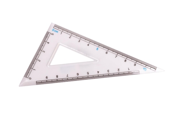 Regla triangular aislada sobre fondo blanco