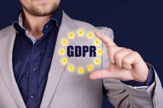 Reglamento General de Protección de Datos, RGPD, Ley Europea de Privacidad de Datos. Businessman sostiene la bandera de la UE con el texto GDPR. Copie el espacio. foto de alta calidad