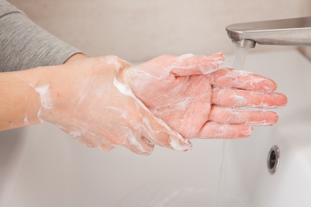 Reglas de higiene personal. Cómo lavarse las manos bajo el grifo con agua. lavado de muñeca