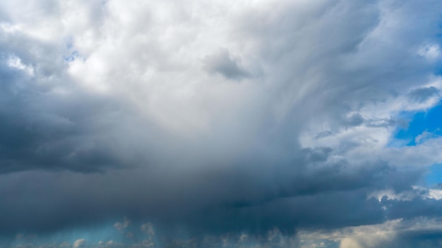 Regnerische, dunkle Gewitterwolken über dem Meer