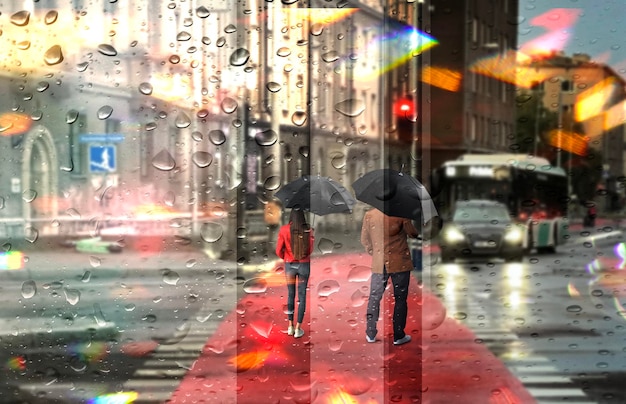 Regnerische Stadtstraße Menschen mit Regenschirm gehen auf der Straße, die Gebäude kreuzt, urbaner Lebensstil regnerisch