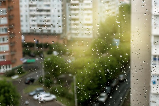 Regnerisches Fenster Verschwommener Gebäudehimmel und Autos Regnerisches Wetter