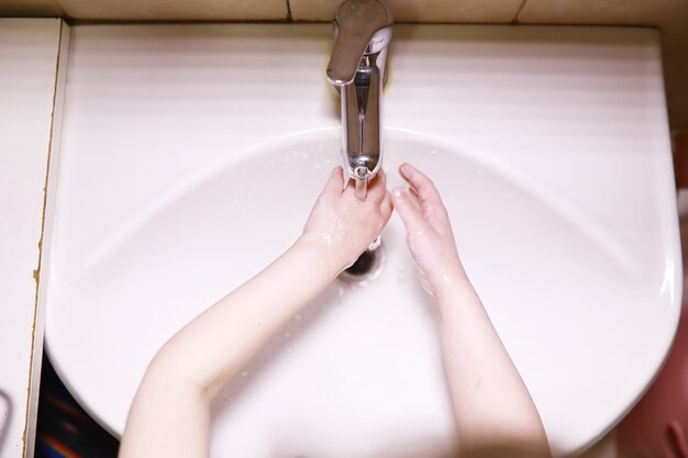 Regras de higiene. Lavar as mãos antes das refeições. Tratamento antibacteriano das mãos com sabonete. Uma forma de prevenir a infecção por vírus. Proteção contra o coronavírus.