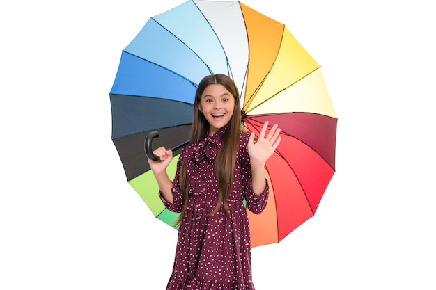 Regreso a la escuela accesorio de moda de otoño elegante niña adolescente asombrado niño sostenga colorido sombrilla niño con paraguas de arco iris aislado en blanco temporada de otoño pronóstico del tiempo lluvioso