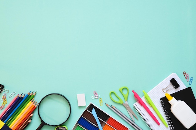 Regreso a la escuela Accesorios escolares sobre fondo de papel menta Diseño