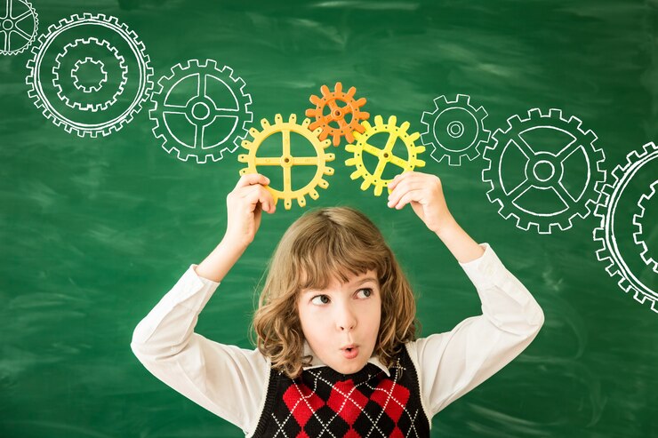Foto regreso a la escuela alumno en clase niño feliz contra la pizarra verde educación y creatividad