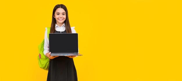 Regreso a la escuela Colegiala adolescente con computadora portátil Cara de niña feliz positiva y sonriente