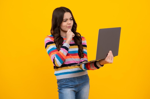 Regreso a la escuela Colegiala adolescente con computadora portátil Pensando en una emoción pensativa