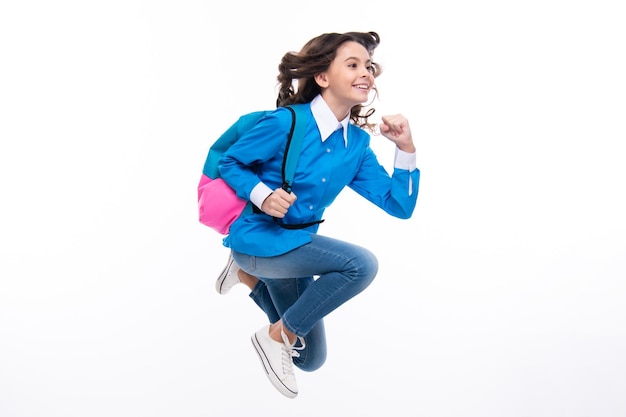 Regreso a la escuela Colegiala adolescente lista para aprender Correr y saltar Escolares en blanco aislado