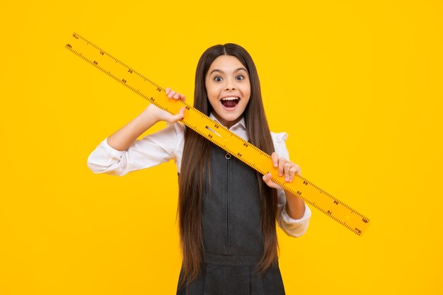 Regreso a la escuela Colegiala adolescente sobre fondo aislado Útiles escolares Cara emocionada alegre