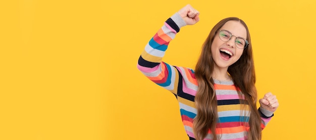 Foto regreso a la escuela conocimiento y educación niño cabello largo parece nerd niño inteligente niño cara cartel horizontal adolescente niña aislado retrato banner con espacio de copia