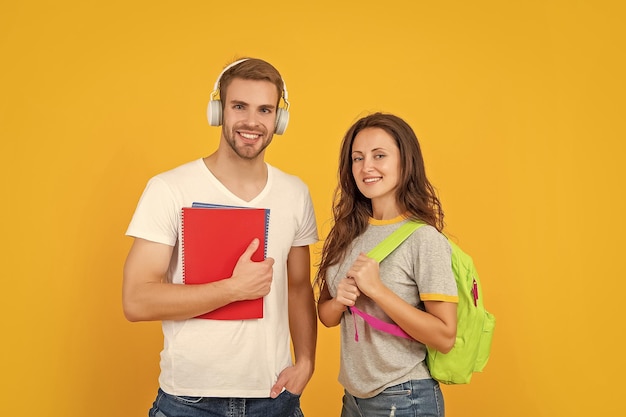 Regreso a la escuela día del conocimiento de la educación moderna chico y chica sostienen cuaderno