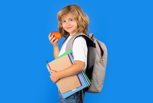 Regreso a la escuela escolar con libro sobre fondo aislado