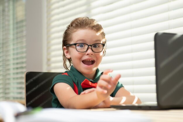 Regreso a la escuela y la escolarización en el hogar niño feliz de la escuela en el alumno de la lección en el aula en el día del conocimiento sch