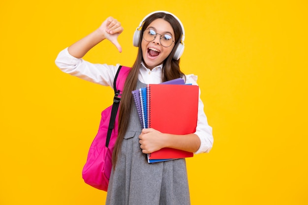 Regreso a la escuela Estudiante colegiala en auriculares con mochila escolar mochila sujetar libro en aislado