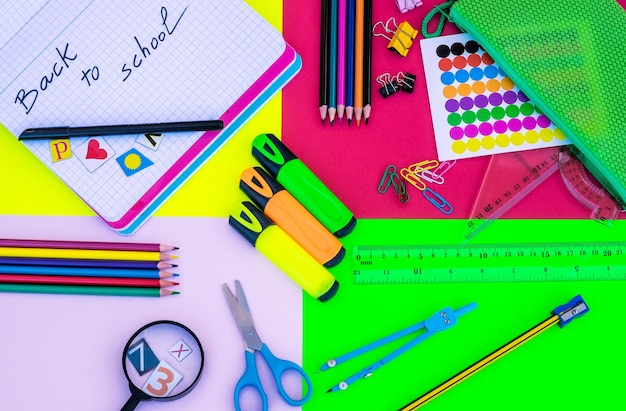 Regreso a la escuela fondo colorido lápices cuadernos tijeras y accesorios concepto de educación