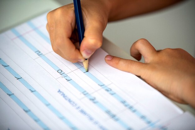 Foto regreso a la escuela, niño aprendiendo a escribir