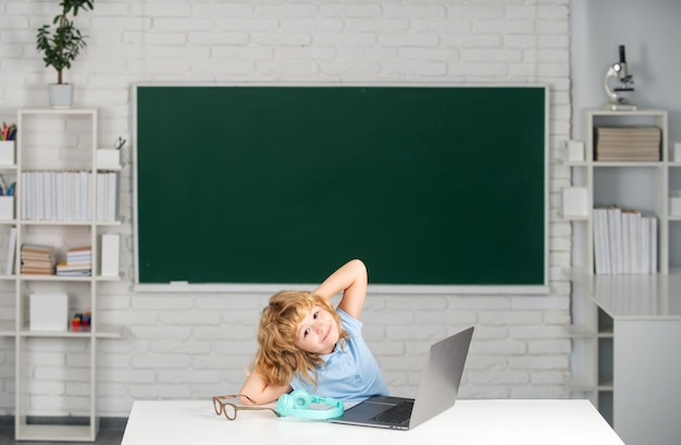 Regreso a la escuela niño estudiante aprendiendo en línea en clase niño estudio videollamada en línea con zoom alumno niño