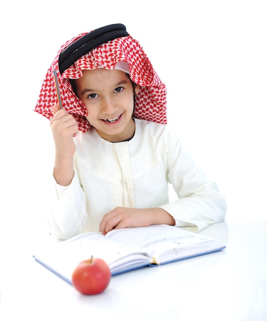 Regreso a la escuela, niño con manzana