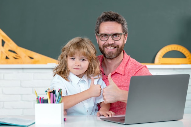 Regreso a la escuela primer día en la escuela lindo niño estudiando lección en clase