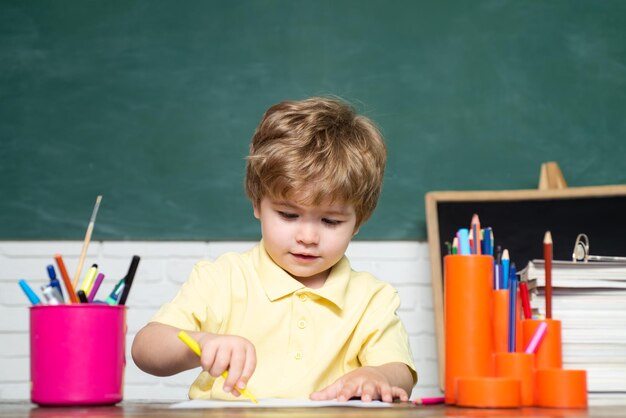 Regreso a la escuela por primera vez en la escuela primaria y educación