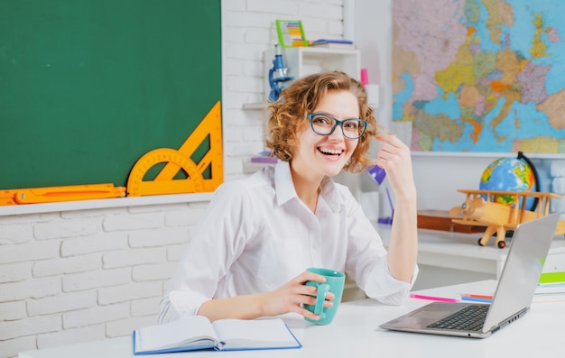 Regreso a la escuela profesora sonriente en el concepto de educación y aprendizaje en el aula