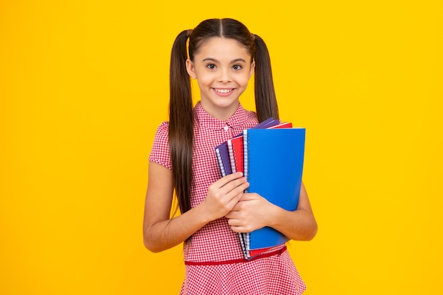 Foto regreso a la escuela retrato de colegiala adolescente con libros concepto de escuela y educación para niños estudiante de colegiala adolescente feliz emociones positivas y sonrientes de niña adolescente